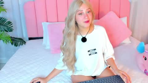 sweett_fire online show from April 18, 2026, 7:58 pm