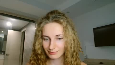 sweety_fruits online show from January 6, 2026, 4:54 pm