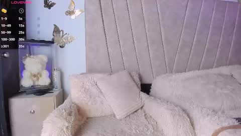  independent model  online show from July 22, 2026, 2:31 pm