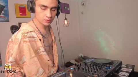 Snapshot of syd_onnfire chatting on February 10, 2025, 7:07 pm Syd online show from February 10, 2025, 7:07 pm