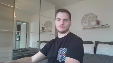 syl092 online show from March 11, 2025, 1:23 pm