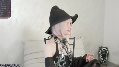 Snapshot of sylvie_fey chatting on October 3, 2025, 9:12 pm Sylvie online show from October 3, 2025, 9:12 pm