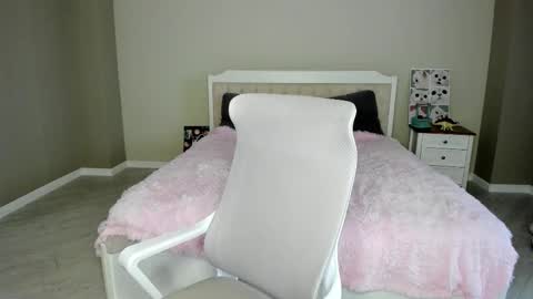 Mila online show from November 7, 2025, 8:47 am