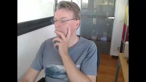 Snapshot of tall_dudenl chatting on April 24, 2026, 8:39 am Tall daddy online show from April 24, 2026, 8:39 am