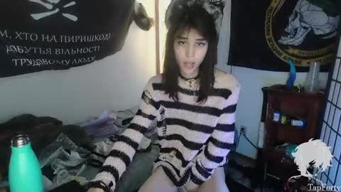 Snapshot of tap_forty chatting on June 4, 2026, 12:49 am tap_forty online show from June 4, 2026, 12:49 am