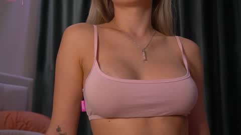 Snapshot of tastypoint chatting on October 6, 2025, 3:53 pm Im Sabrina NEXT LIVE Tuesday online show from October 6, 2025, 3:53 pm