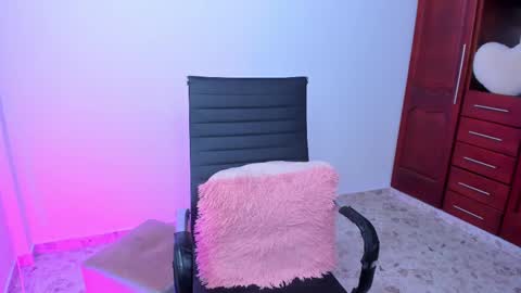 Tatiana Lopez online show from March 7, 2025, 8:00 pm