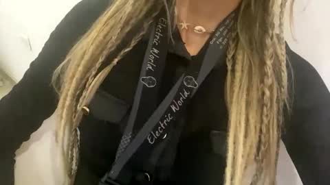 Snapshot of tattofoxx__ chatting on October 20, 2025, 12:38 pm Tatto Fox online show from October 20, 2025, 12:38 pm