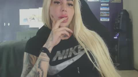 tatuada_safada online show from December 23, 2025, 6:33 am