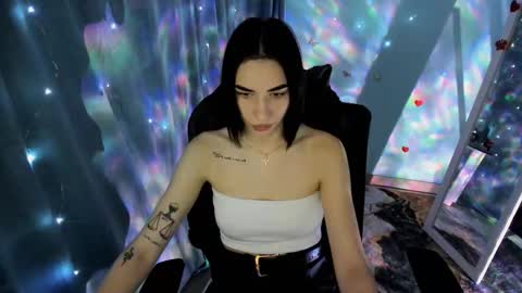 Tayla online show from November 22, 2025, 7:40 am