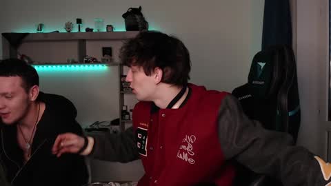 Snapshot of teddy_mode chatting on December 16, 2024, 6:53 am Teddy online show from December 16, 2024, 6:53 am