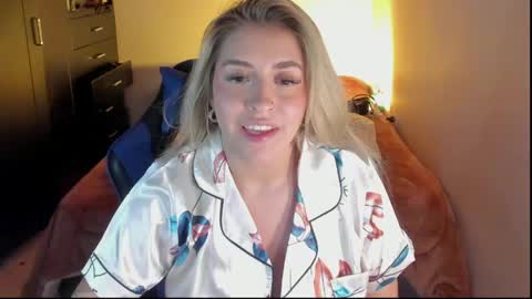 Snapshot of temptationsweet__ chatting on April 28, 2026, 5:45 am Sara online show from April 28, 2026, 5:45 am