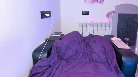 Kira online show from April 6, 2026, 10:44 pm