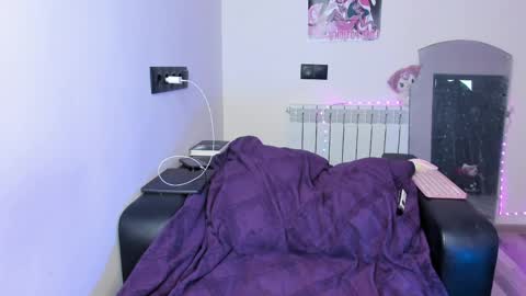 Kira online show from April 8, 2026, 2:33 am