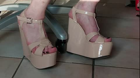 Snapshot of teninchheels chatting on December 2, 2024, 1:57 pm teninchheels online show from December 2, 2024, 1:57 pm