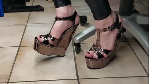 Snapshot of teninchheels chatting on December 5, 2024, 7:28 pm teninchheels online show from December 5, 2024, 7:28 pm