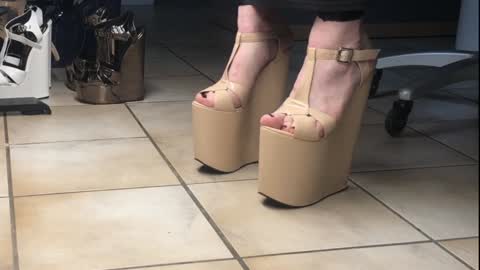 Snapshot of teninchheels chatting on December 10, 2024, 2:06 pm teninchheels online show from December 10, 2024, 2:06 pm