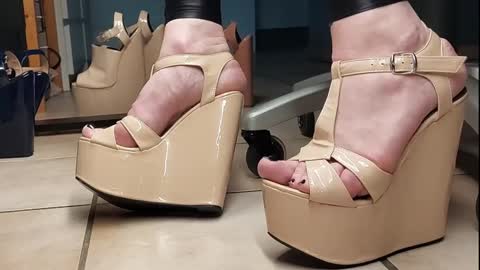 Snapshot of teninchheels chatting on December 22, 2024, 4:27 pm teninchheels online show from December 22, 2024, 4:27 pm