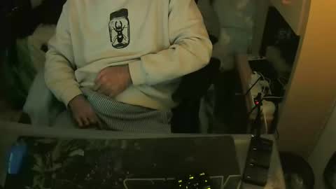 terwosdex online show from December 15, 2025, 4:33 pm