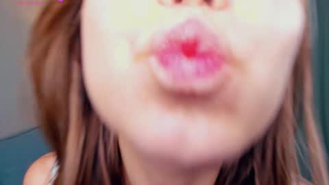 Snapshot of tessiekhanponaphan chatting on September 19, 2025, 5:57 pm Cindy online show from September 19, 2025, 5:57 pm