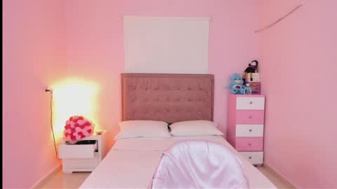 Independent model online show from December 7, 2024, 7:10 pm