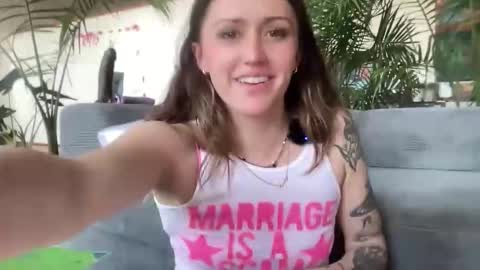 Snapshot of theartisttype chatting on April 1, 2026, 10:07 pm Arabella online show from April 1, 2026, 10:07 pm