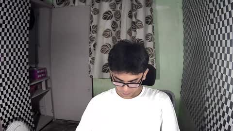 Snapshot of thehugecomeback chatting on December 4, 2024, 1:42 pm Xerxis online show from December 4, 2024, 1:42 pm