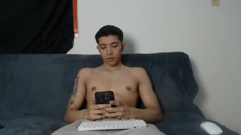 Snapshot of thesaint_xxx chatting on November 5, 2025, 12:32 am thesaint_xxx online show from November 5, 2025, 12:32 am