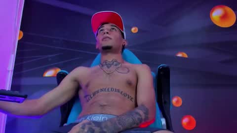 Snapshot of theskinny8inch_ chatting on October 19, 2025, 10:43 pm theskinny8inch_ online show from October 19, 2025, 10:43 pm