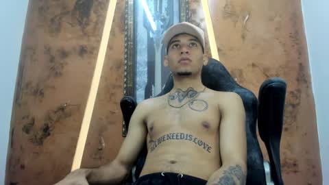 Snapshot of theskinny8inch_ chatting on November 14, 2025, 5:28 am theskinny8inch_ online show from November 14, 2025, 5:28 am