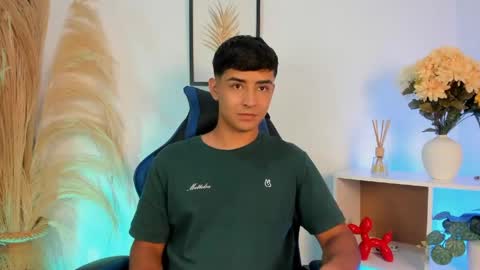 Thiago  online show from April 21, 2026, 11:51 pm