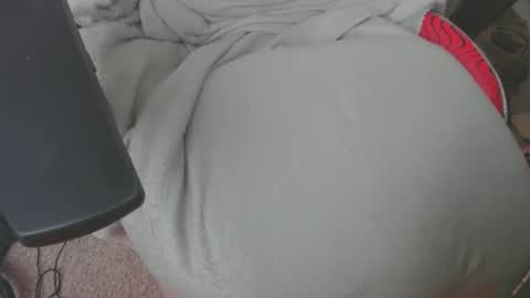 Snapshot of thickboylikestostroke chatting on October 28, 2025, 12:03 am thickboylikestostroke online show from October 28, 2025, 12:03 am