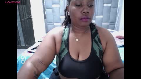 Snapshot of thickebonymilf chatting on December 17, 2025, 4:40 am XIOMARA online show from December 17, 2025, 4:40 am