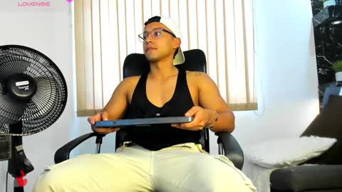 Snapshot of thomas_scot1 chatting on November 25, 2025, 1:00 pm T H O M A S online show from November 25, 2025, 1:00 pm