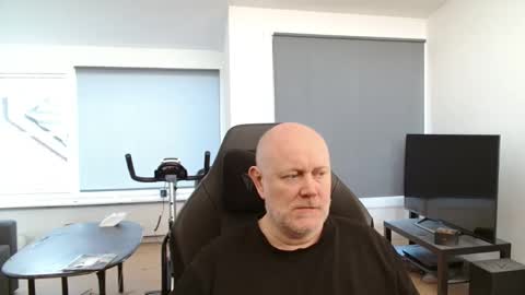 thomash32 online show from September 24, 2025, 7:33 am