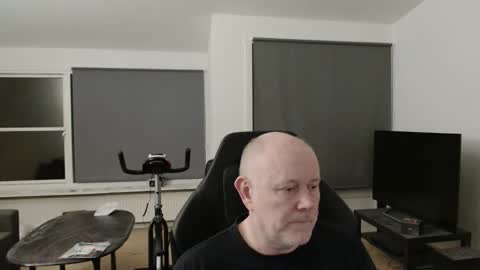 thomash32 online show from October 8, 2025, 9:23 pm