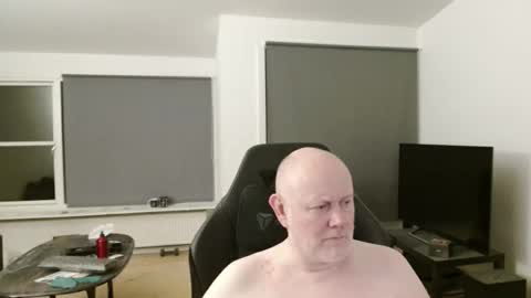 thomash32 online show from November 5, 2025, 11:49 pm