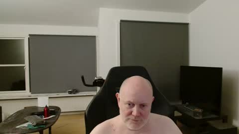 thomash32 online show from November 11, 2025, 1:05 am