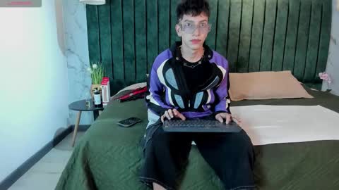 Tiam Muller online show from December 15, 2025, 3:33 am