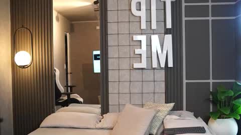 Tian Brooks online show from December 15, 2025, 4:50 am