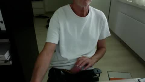 Snapshot of tiburzio chatting on September 13, 2025, 12:27 pm tiburzio online show from September 13, 2025, 12:27 pm