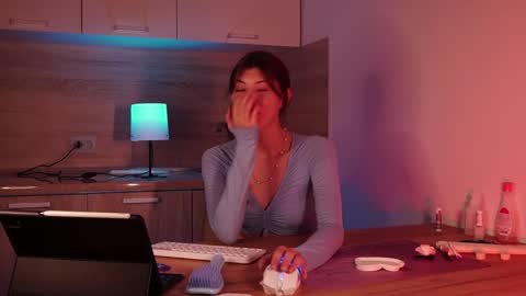 Snapshot of tiffantasy chatting on September 28, 2025, 5:40 pm Im here on Fridays Saturdays Sundays online show from September 28, 2025, 5:40 pm