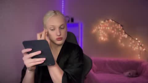 Snapshot of tiffany2005 chatting on October 28, 2025, 10:08 am Amira online show from October 28, 2025, 10:08 am