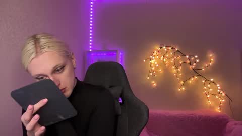 Snapshot of tiffany2005 chatting on November 6, 2025, 10:27 am Amira online show from November 6, 2025, 10:27 am