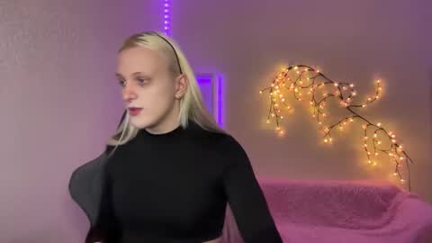 Snapshot of tiffany2005 chatting on November 17, 2025, 9:04 am Amira online show from November 17, 2025, 9:04 am