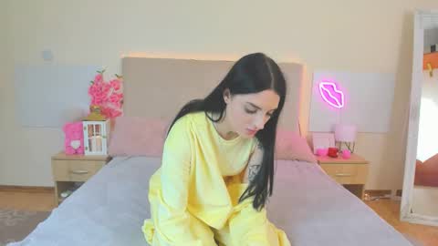 Tiffani online show from April 1, 2026, 12:28 pm