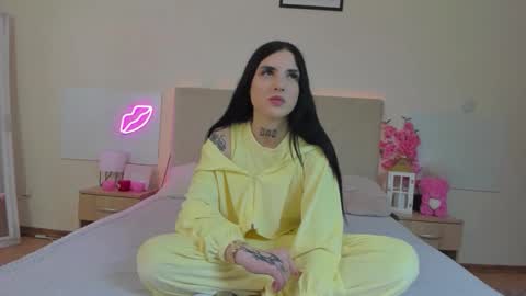 Tiffani online show from April 3, 2026, 12:36 pm