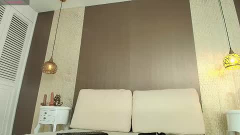 T I F F A N Y online show from February 4, 2026, 8:25 pm