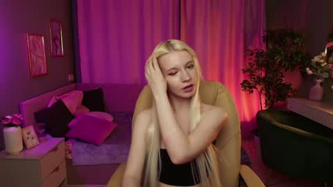Lola online show from June 3, 2026, 7:44 am