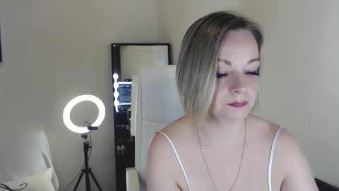 Snapshot of tilly_eliot chatting on February 16, 2025, 4:21 pm Tilly online show from February 16, 2025, 4:21 pm